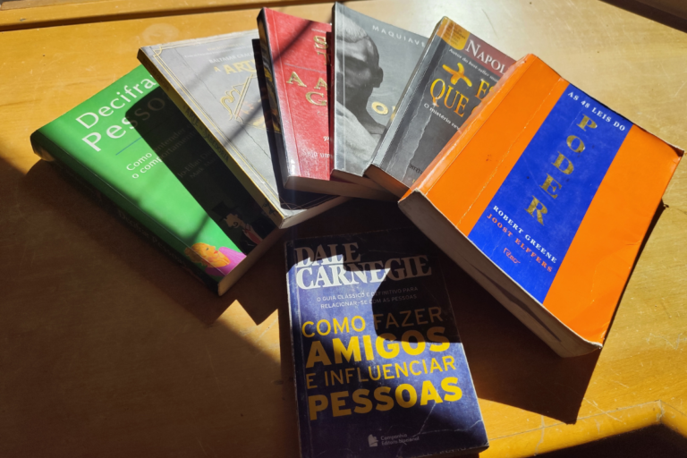 7 livros sobre poder e influência que transformam mentalidades